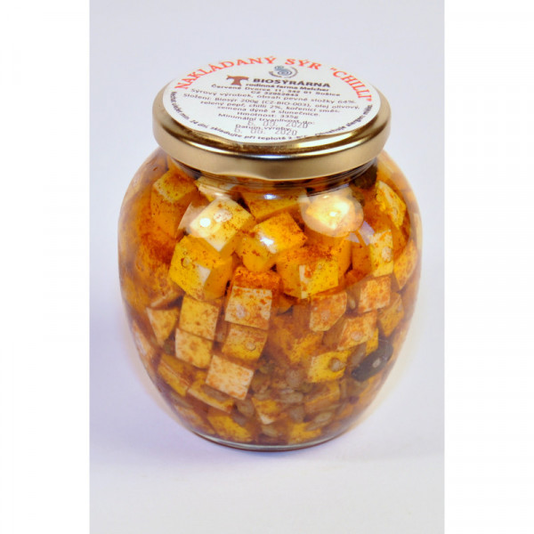 Sýr nakládaný v oleji s chilli, zeleným pepřem, slunečnicí, dýní a kořením (sklenice)