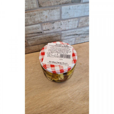 Nakládaný farmářský sýr - olivy, rajčata